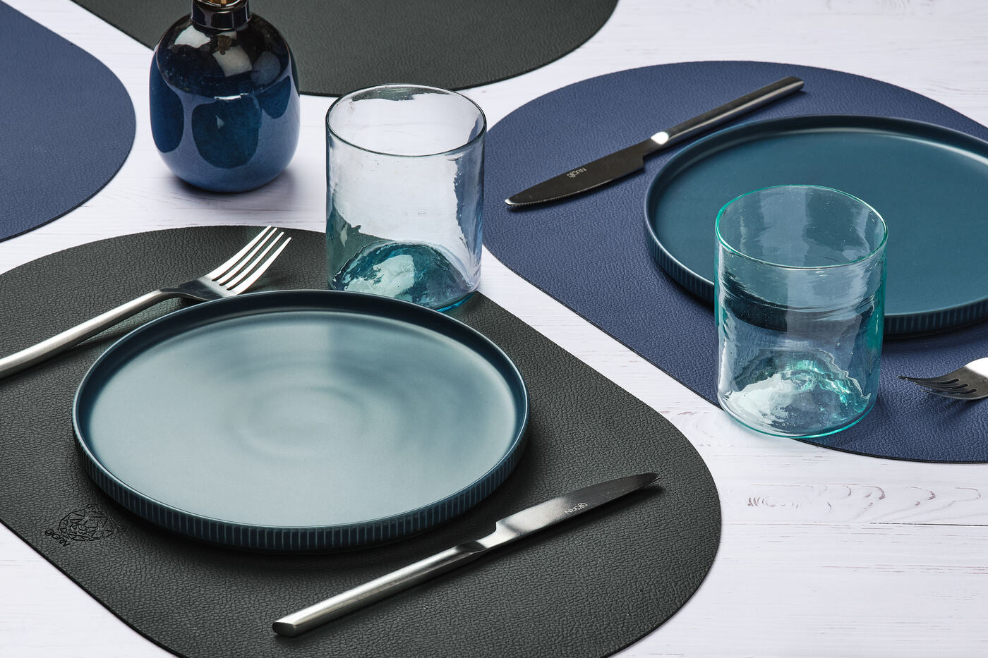 Set de table ovale réversible - 6 pièces - Cuir recyclé bleu nuit et gris anthracite