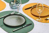 Set de table ovale réversible - 6 pièces - Cuir recyclé jaune moutarde et vert sapin