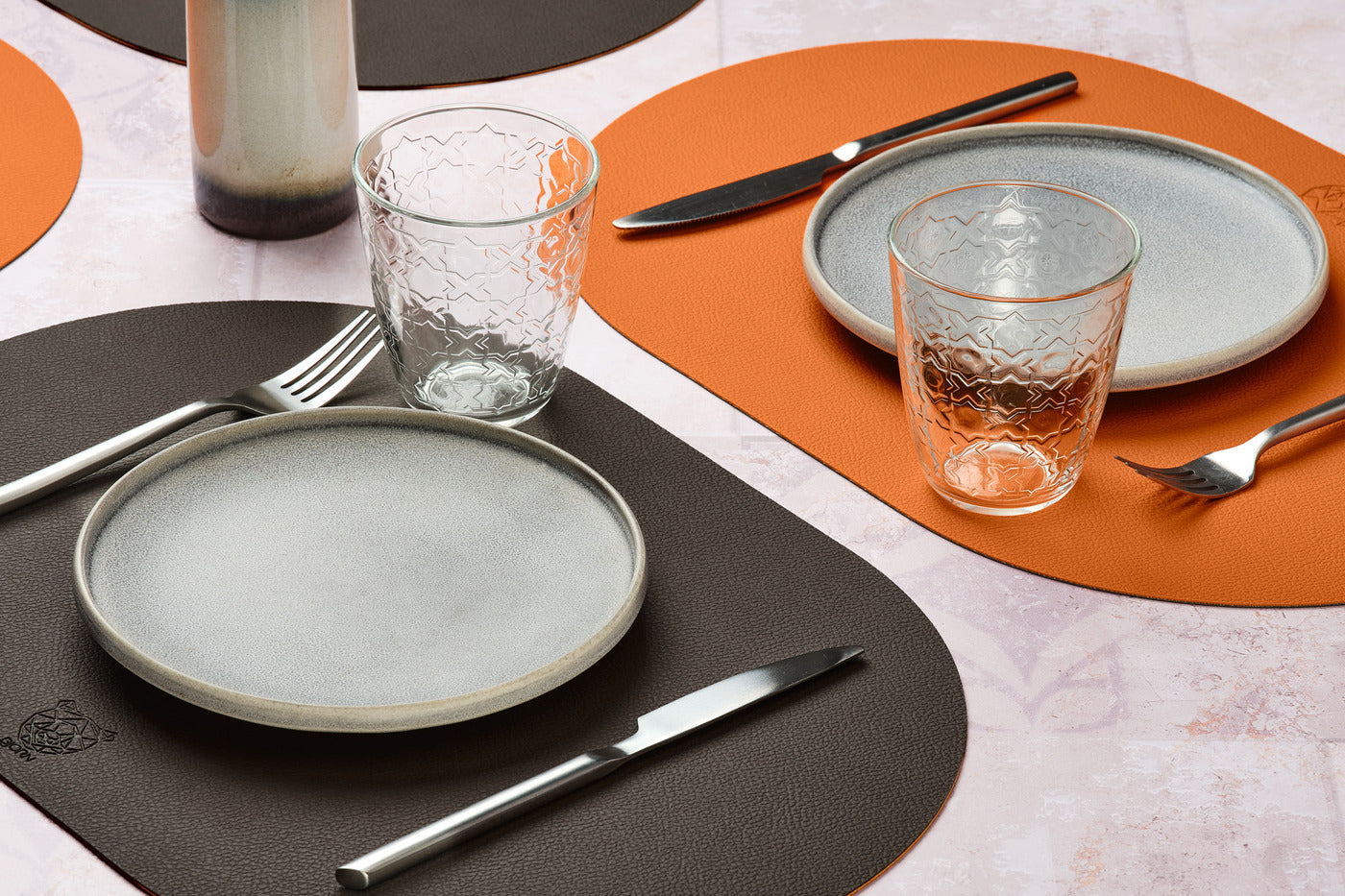 Set de table ovale réversible - 6 pièces - Cuir recyclé orange et chocolat