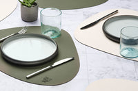 Set de table curve réversible - 6 pièces - Cuir recyclé blanc crème et vert de gris