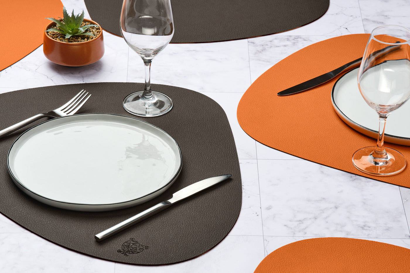 Set de table curve réversible - 6 pièces - Cuir recyclé orange et chocolat